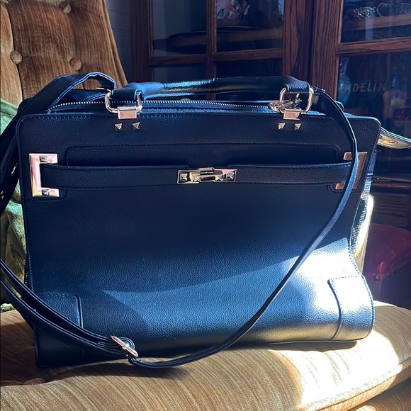 Elegant Black Pet Carrier - Picture 1 of 4